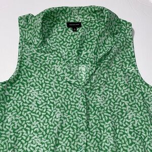 Who What Wear Green and White Leaf-Print Sleeveless Blouse